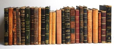 de nombreux livres anciens alignés sur une étagère