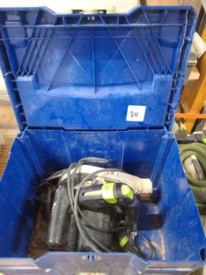 une boîte bleue contenant une perceuse et un cordon d'alimentation