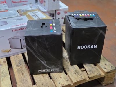 deux cartons sur une palette, contenant chacun une télécommande