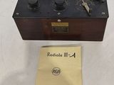 an old radio that is sitting on a table