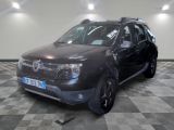 une photo d'une Dacia noire garée dans un showroom