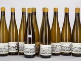 six bouteilles de vin sont alignées dans une rangée