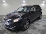 la voiture noire est garée dans le garage sur un sol en damier