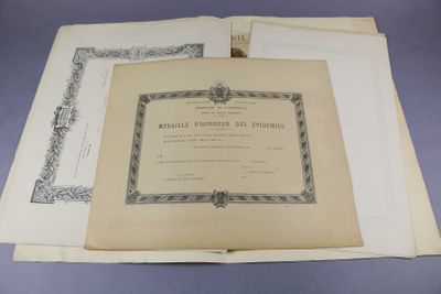 deux vieux livres sont empilés sur une table