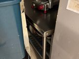 une poubelle bleue posée à côté d'une autre poubelle bleue dans une cuisine