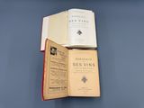 deux livres ouverts posés l'un sur l'autre sur une table