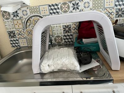 un micro-ondes dans lequel se trouve un sac contenant de la nourriture