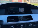 le tableau de bord d'une voiture équipé d'un écran numérique