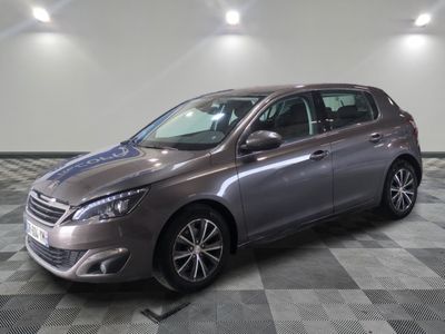 la voiture grise est garée sur un carrelage à carreaux