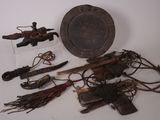 un grand nombre d'objets posés sur une table
