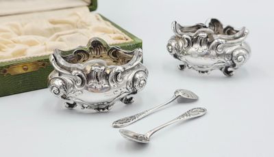 deux couverts posés sur une table, à côté d'une boîte