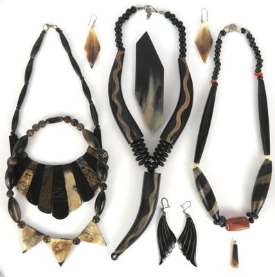 plusieurs bijoux sont exposés sur une surface blanche