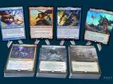 un lot de cartes posées sur une table