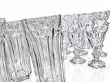 de nombreux vases en verre alignés les uns à côté des autres