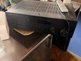 un téléviseur posé sur une table à côté d'un micro-ondes