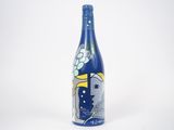 bouteille bleue sur laquelle est représentée une femme, sur fond blanc