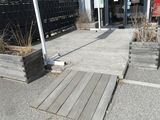 deux jardinières en bois au bord de la rue