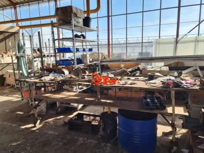 une photo d'un atelier avec de nombreux outils posés sur la table