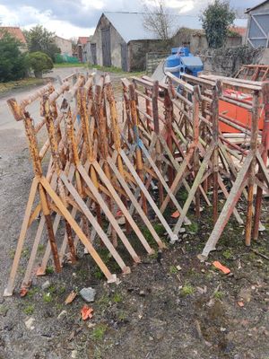 un tas de bâtons en bois posé au bord de la route