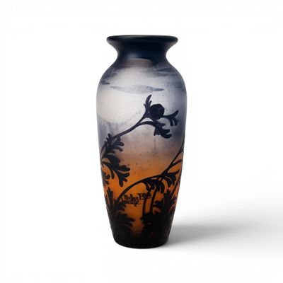 un vase noir et blanc posé sur une surface blanche