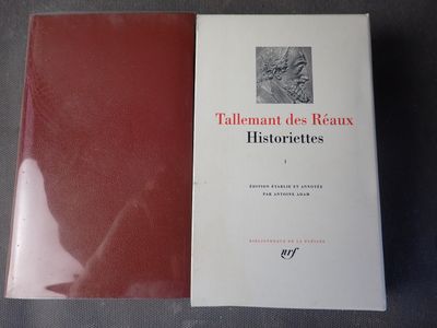 Le livre est posé sur la table, à côté du livre rouge.