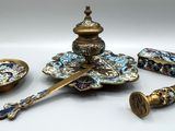un grand nombre d'objets posés sur une table