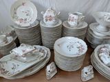beaucoup d'assiettes et de tasses sur la table