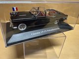 la maquette d'une voiture noire dans une vitrine