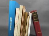 une pile de livres superposés sur une table