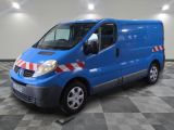 la photo d'une camionnette bleue garée dans un garage