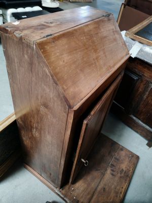 un bureau en bois surmonté d'un tiroir
