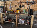 un établi avec des outils dans un garage