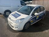 une petite voiture blanche garée à côté d'une camionnette blanche