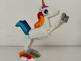 une licorne en Lego posée sur une table