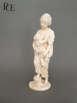 statue d'une femme tenant un bébé dans ses bras