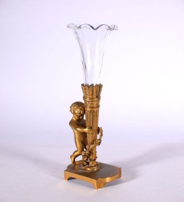 l'image d'un vase en verre surmonté d'une statue