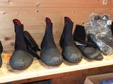 Plusieurs paires de chaussures sont alignées sur une étagère dans une pièce