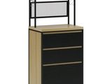 une armoire noire et en bois, avec une étagère sur le dessus