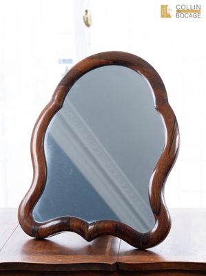 une table en bois sur laquelle se trouve un miroir