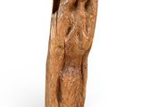 une image représentant une statue en bois d'un ange tenant un bébé dans ses bras