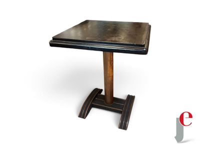 une image représentant une table avec un plateau carré et un piètement en bois