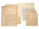 une pile de vieux papiers couverts d'écriture manuscrite, empilés les uns sur les autres
