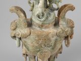 une image représentant une statue d'un éléphant et d'un oiseau sur un socle