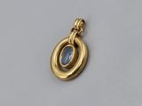une image représentant un pendentif en or orné d'une pierre bleue