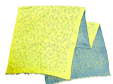 deux morceaux de tissu jaune et bleu sur un fond blanc