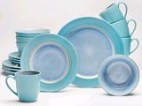 beaucoup d'assiettes et de tasses bleues sur la table