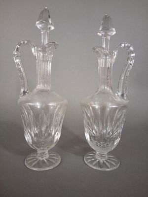 deux vases en verre transparent posés sur une table