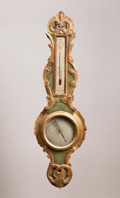 une horloge accrochée au mur