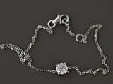 bracelet à chaîne en argent orné d'une pierre en cristal, sur fond noir