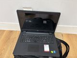 un ordinateur portable posé sur une boîte